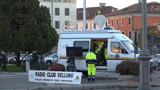 In Piazza dei Martiri, i volontari esperti in trasmissioni radio in contesti emergenziali