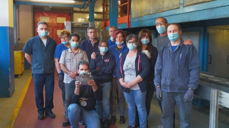 Acc: chiusa l’era del compressore, foto di gruppo degli operai per immortalare un pezzo di storia