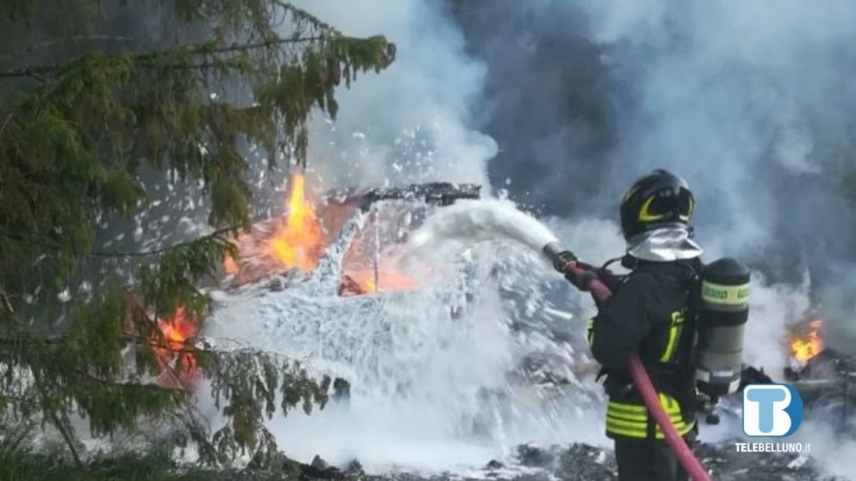 Camper a fuoco: muore carbonizzato ad Auronzo