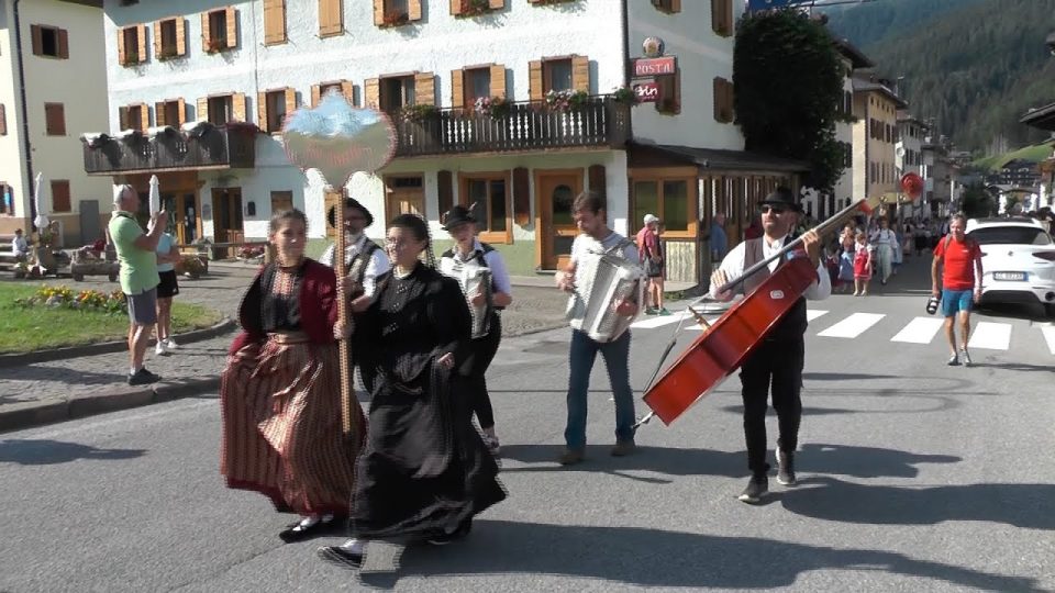 A Padola la sfilata in costume tradizionale comelicese