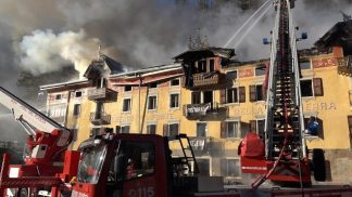 Incendio nella notte a Lamon: in fiamme la storica Locanda Ponte Serra