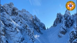 Tre scialpinisti travolti da una valanga: ne escono illesi