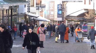 Boom di turisti a Cortina in clima di luci e profumi natalizi
