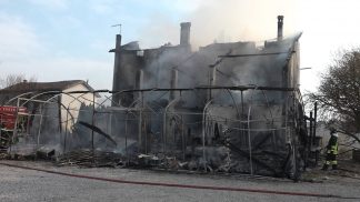 Borgo Valbelluna: le fiamme divorano la casa e l’azienda, illesi titolari e dipendenti