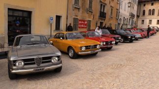 Il raduno Alfa Romeo in piazza Papa Luciani a Mel