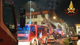 Notte di paura a San Pietro di Cadore: a fuoco il tetto di un’abitazione, nessun ferito