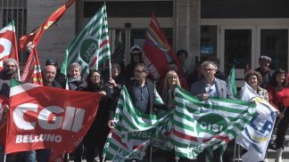 All’Inps di Belluno, la protesta dei sindacati e lavoratori contro la carenza di personale