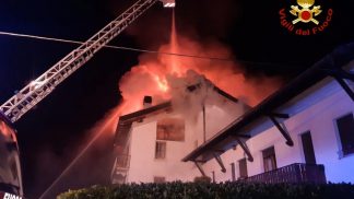 Incendio a Bolzano bellunese: ferito un Vigile del fuoco