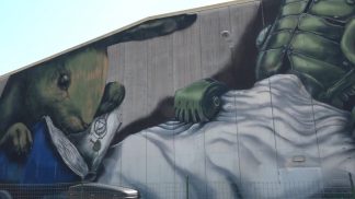 Il murales realizzato da Ericailcane con i ragazzi delle Nievo