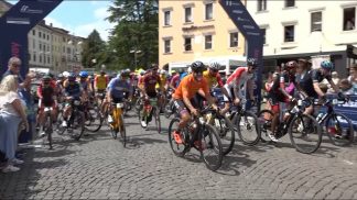 Giro d’Italia: la partenza della corsa parallela a pedalata assistita