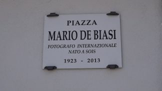 La piazza di Sois è stata intitolata al fotografo Mario De Biasi