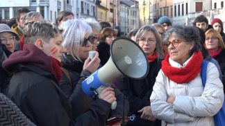 Le voci della manifestazione in piazza dei Martiri contro la violenza sulle donne