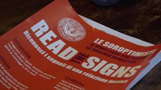 Giornata contro la violenza sulle done, video e poster per “leggere i segni”
