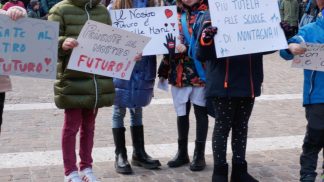 Val di Zoldo in piazza contro l’accorpamento della scuola