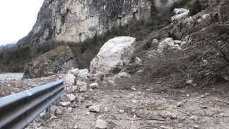 Frana a Listolade, interessato il vecchio tracciato della 203 Agordina