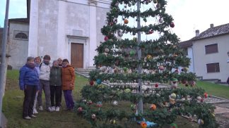 Un gruppo di volontarie ha costruito gli addobbi dell’albero di Natale di Rasai