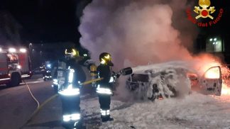 Auto a fuoco e incidente, vigili del fuoco al lavoro