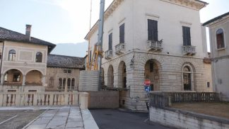 Completata la prima tranche di lavori al Teatro de la Sena, smontata la gru in Piazza Maggiore