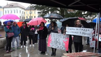 8 marzo, la pioggia non ferma lo sciopero transfemminista di Non una di meno