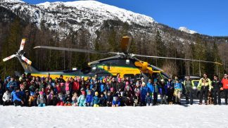 Lezione fra la neve per gli studenti di Cortina con la Guardia di Finanza e il Soccorso Alpino