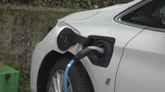 Si alza il costo della ricarica dell’auto elettrica alle colonnine